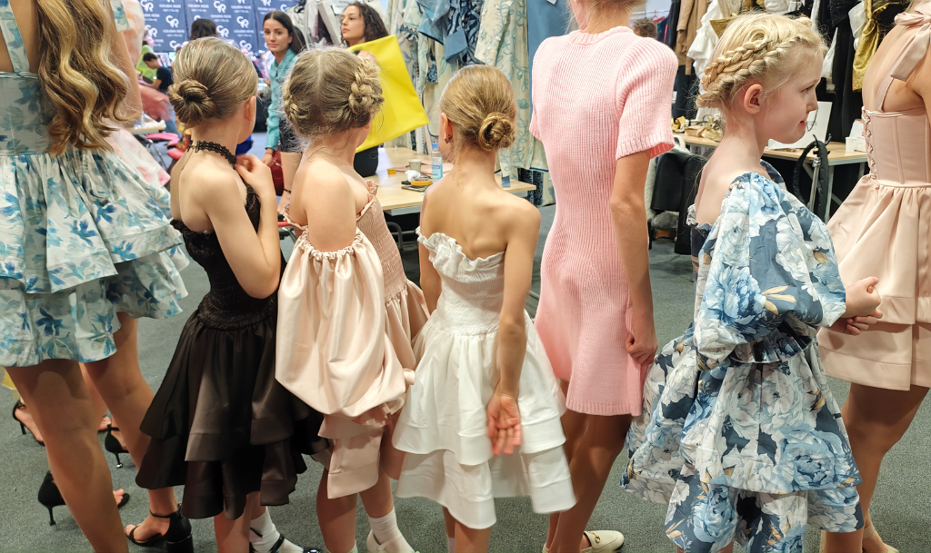 Deca modeli iz škole za manekenstvo Serbia Fashion Week