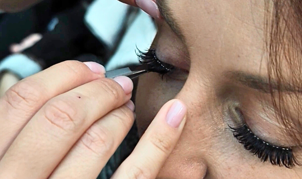 Nanošenje veštačkih trepavica na oko