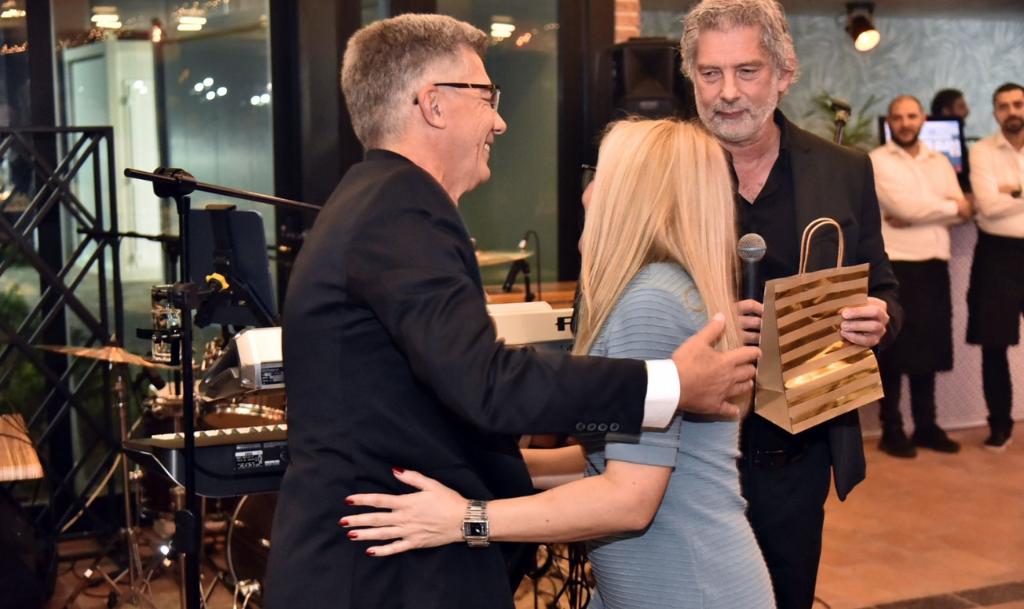 Dodela poklona zaposlenima na novogodišnjoj proslavi Unitech firme